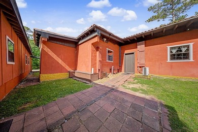 Discover the charm of Lake Sam Rayburn in this distinctive - photo 4