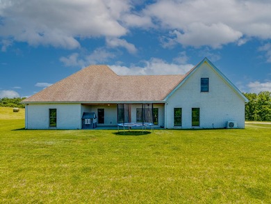Welcome to this beautiful 4-bedroom, 3-bathroom newer-built home - photo 4