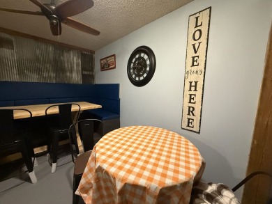 Great business opportunity in a popular tourist town! Revamped