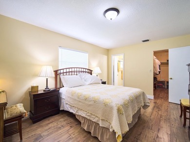 Welcome to this charming 2-bedroom, 2-bathroom villa nestled in - photo 11