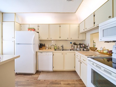 Welcome to this charming 2-bedroom, 2-bathroom villa nestled in - photo 15