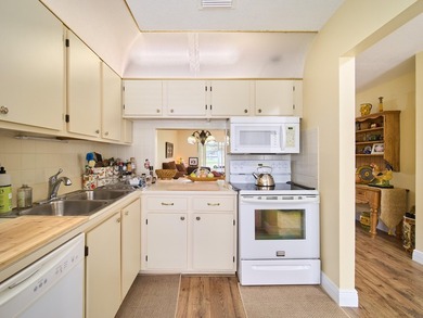 Welcome to this charming 2-bedroom, 2-bathroom villa nestled in - photo 16