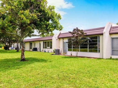 Welcome to this charming 2-bedroom, 2-bathroom villa nestled in - photo 32