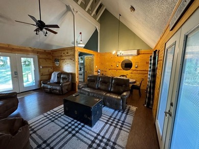 Charming farmhouse-style home in the heart of Rayburn Country - photo 1