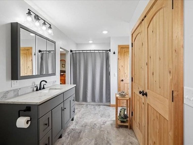Escape to this hilltop setting with this charming 3-season cabin - photo 22