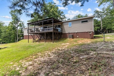 Lakefront living, room to roam, and move-in ready-this 4-bedroom - photo 4