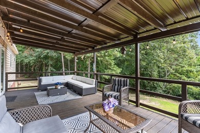 Lakefront living, room to roam, and move-in ready-this 4-bedroom - photo 8