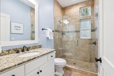 Beautifully maintained 4-bedroom, 4.5-bath home on an oversized - photo 15