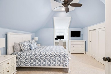Beautifully maintained 4-bedroom, 4.5-bath home on an oversized - photo 18