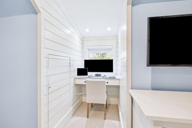Beautifully maintained 4-bedroom, 4.5-bath home on an oversized - photo 19