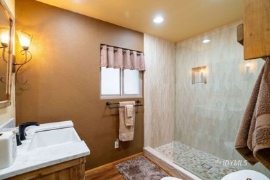 Cedar Stone Lodge is a stunning, furnished luxury retreat - photo 21