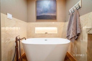 Cedar Stone Lodge is a stunning, furnished luxury retreat - photo 32