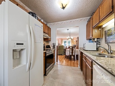 Spacious Townhome with detached 2 car garage. Open kitchen / - photo 21