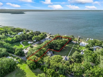 Discover an extraordinary waterfront retreat on beautiful Lake - photo 3