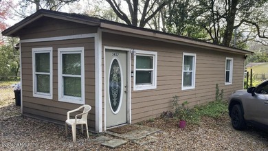 Quaint Home, 2 bedroom 1 bathroom home. Located Near Edgewood - photo 1