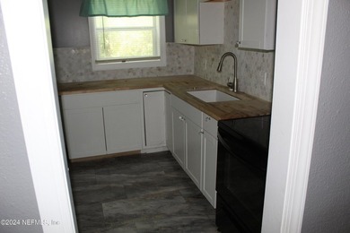 Quaint Home, 2 bedroom 1 bathroom home. Located Near Edgewood - photo 2