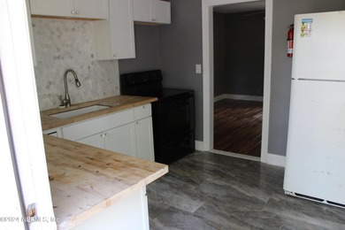 Quaint Home, 2 bedroom 1 bathroom home. Located Near Edgewood - photo 3