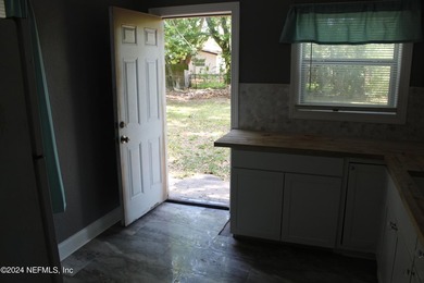 Quaint Home, 2 bedroom 1 bathroom home. Located Near Edgewood - photo 4