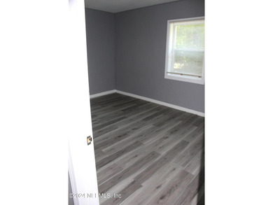 Quaint Home, 2 bedroom 1 bathroom home. Located Near Edgewood - photo 5