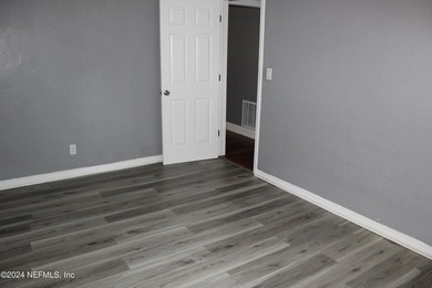 Quaint Home, 2 bedroom 1 bathroom home. Located Near Edgewood - photo 6