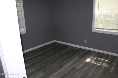 Quaint Home, 2 bedroom 1 bathroom home. Located Near Edgewood - photo 7