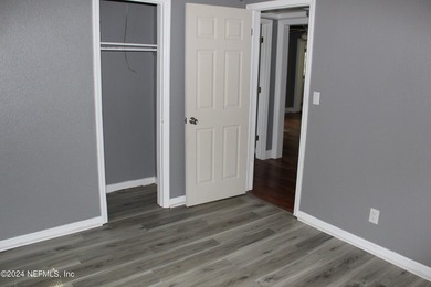 Quaint Home, 2 bedroom 1 bathroom home. Located Near Edgewood - photo 8