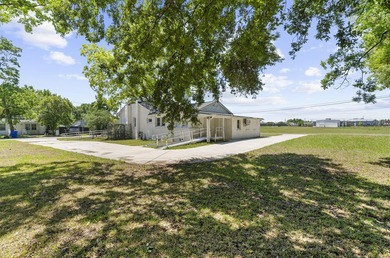 Lovely corner lot home! The homeowner purchased the adjacent lot - photo 2