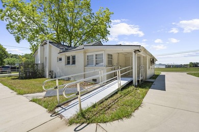 Lovely corner lot home! The homeowner purchased the adjacent lot - photo 3