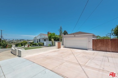 Beautifully updated coastal residence featuring 4 bedrooms, 2 - photo 28