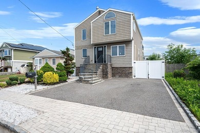Welcome to this beautifully appointed Colonial, where timeless - photo 1