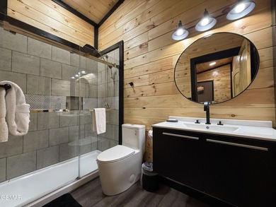 Newly completed in 2026, this stunning contemporary cabin offers - photo 21