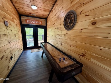 Newly completed in 2026, this stunning contemporary cabin offers - photo 22