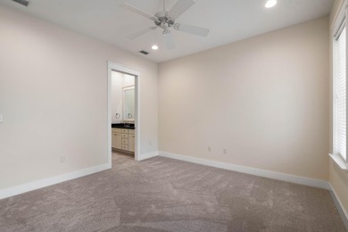 This 3 bed / 2 bath Florida Cottage style home in the lush and - photo 25