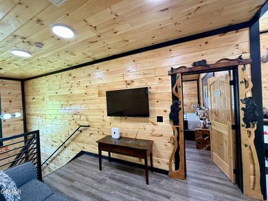 Newly completed in 2026, this stunning contemporary cabin offers - photo 27