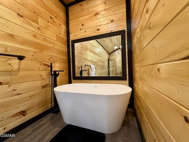 Newly completed in 2026, this stunning contemporary cabin offers - photo 30