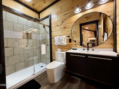 Newly completed in 2026, this stunning contemporary cabin offers - photo 32