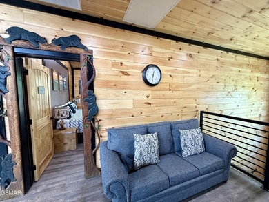 Newly completed in 2026, this stunning contemporary cabin offers - photo 33