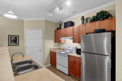 Beautifully maintained 3 bedroom, 2 bath third-floor condo in - photo 8