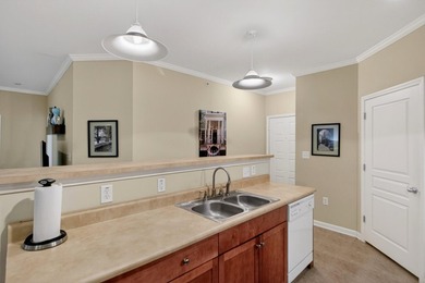 Beautifully maintained 3 bedroom, 2 bath third-floor condo in - photo 9