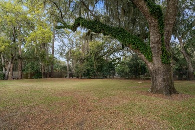 This 3 bed / 2 bath Florida Cottage style home in the lush and - photo 47