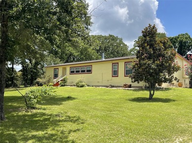 Welcome to this expansive 11-acre countryside retreat, perfect - photo 1