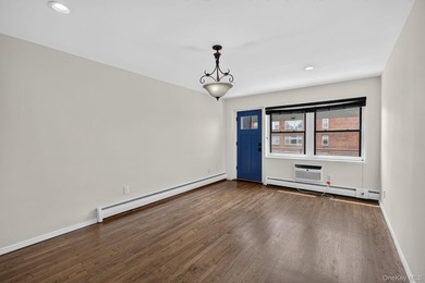 Bright and Spacious one bedroom co-op in the heart of Freeport - photo 2
