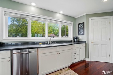Wake up to see the sunrise over Lake Erie! Unique lakefront home - photo 17