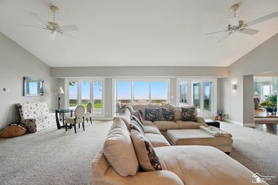 Wake up to see the sunrise over Lake Erie! Unique lakefront home - photo 18