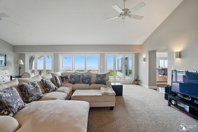 Wake up to see the sunrise over Lake Erie! Unique lakefront home - photo 22