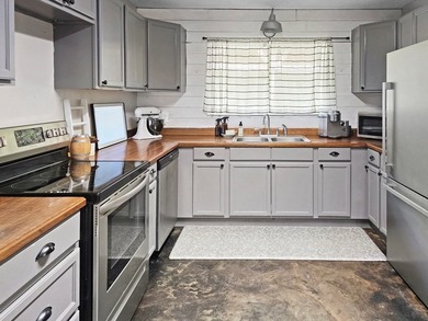 Beautiful 4BR/3BA brick home with over 2,100 sq ft in the - photo 6