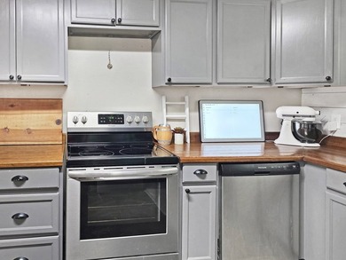 Beautiful 4BR/3BA brick home with over 2,100 sq ft in the - photo 7