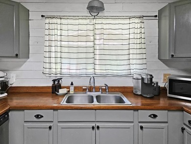 Beautiful 4BR/3BA brick home with over 2,100 sq ft in the - photo 8