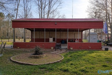 Enjoy a perfect retreat on this well maintained, fully fenced - photo 1