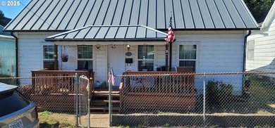 North Umpqua River Home For Sale in Gardiner Oregon